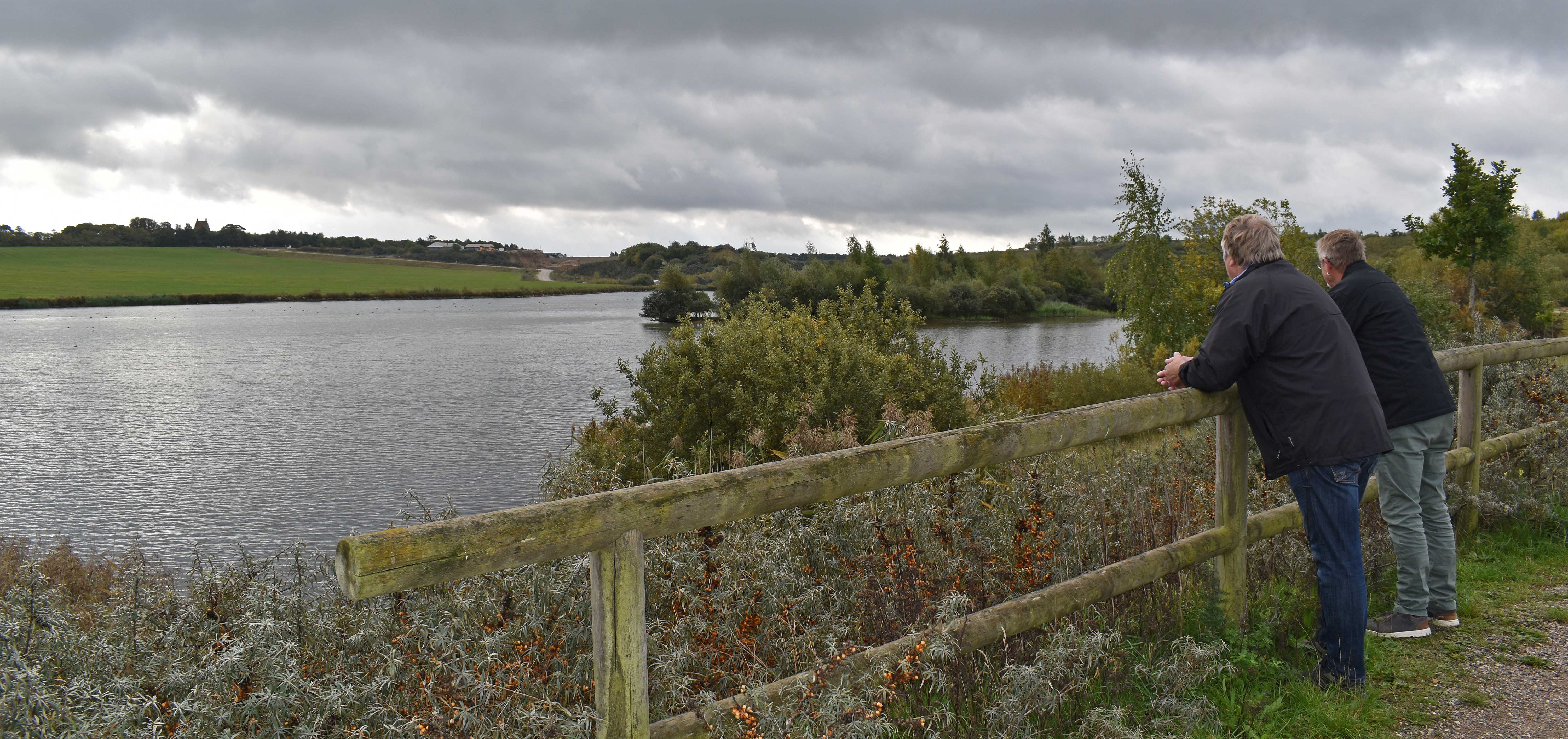 To m&aelig;nd ved s&oslash;