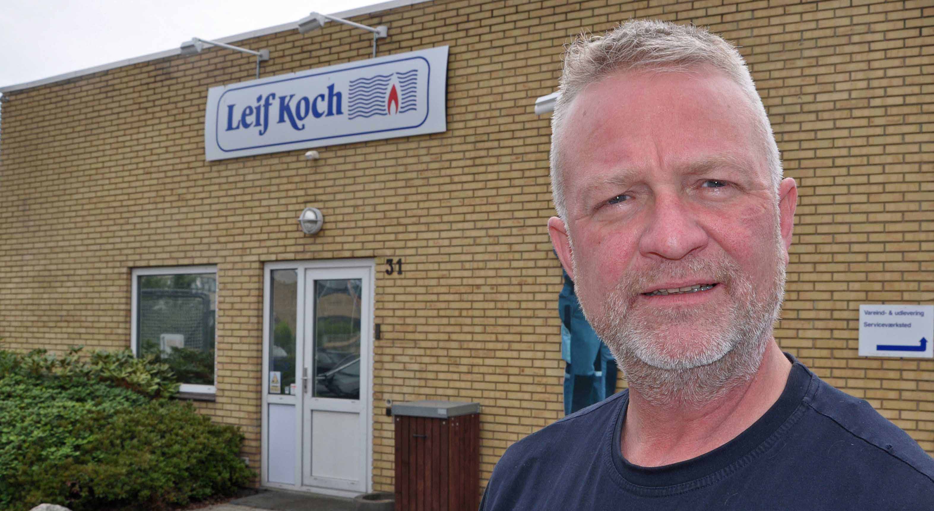 Jørgen Koch foran facaden.